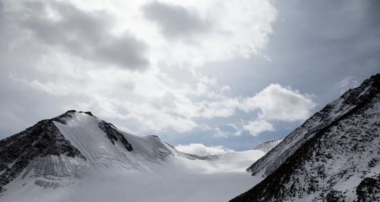 雪山冰面湖攻略（探秘原神世界中神秘的雪山冰面湖，领略其壮丽景色和隐藏的秘密）